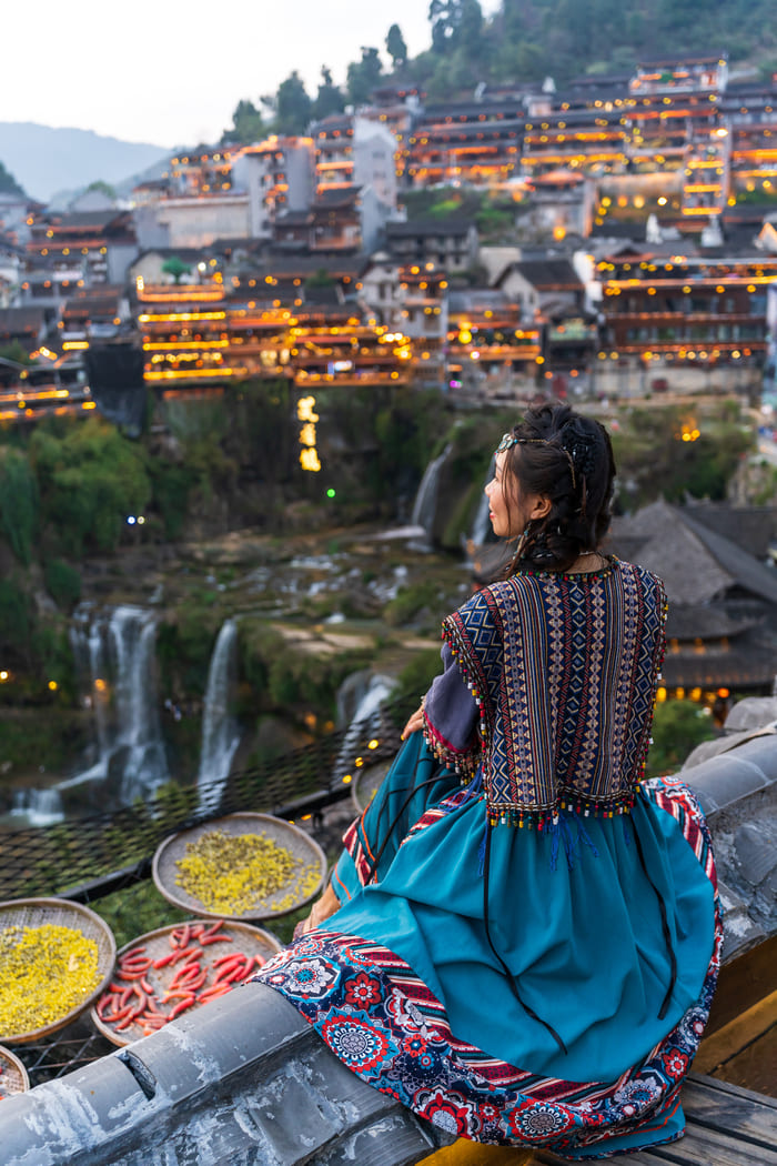 mujer viendo a ciudad lijiang
